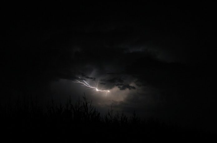 flash_of_lightning_flash_power_forward_thunder_weather_vibrant_thunderstorm-523594.jpg!d